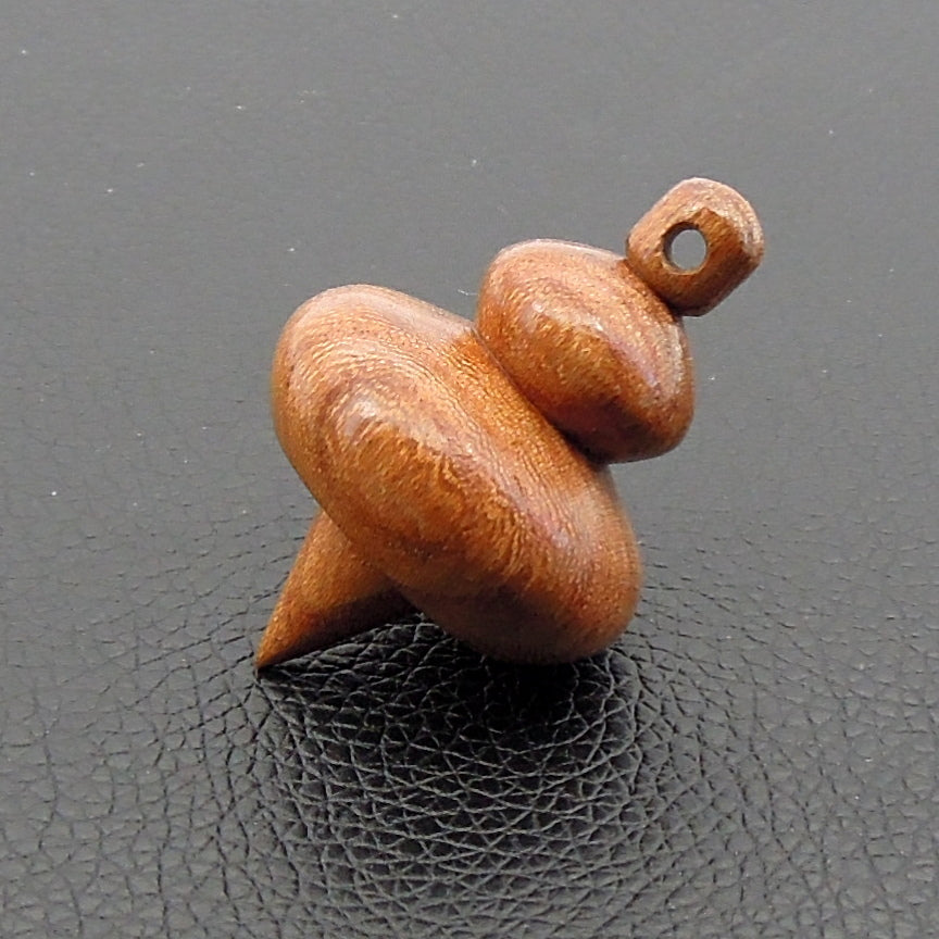 Pendule artisanal de radiesthésie en orme avec oeilleton.