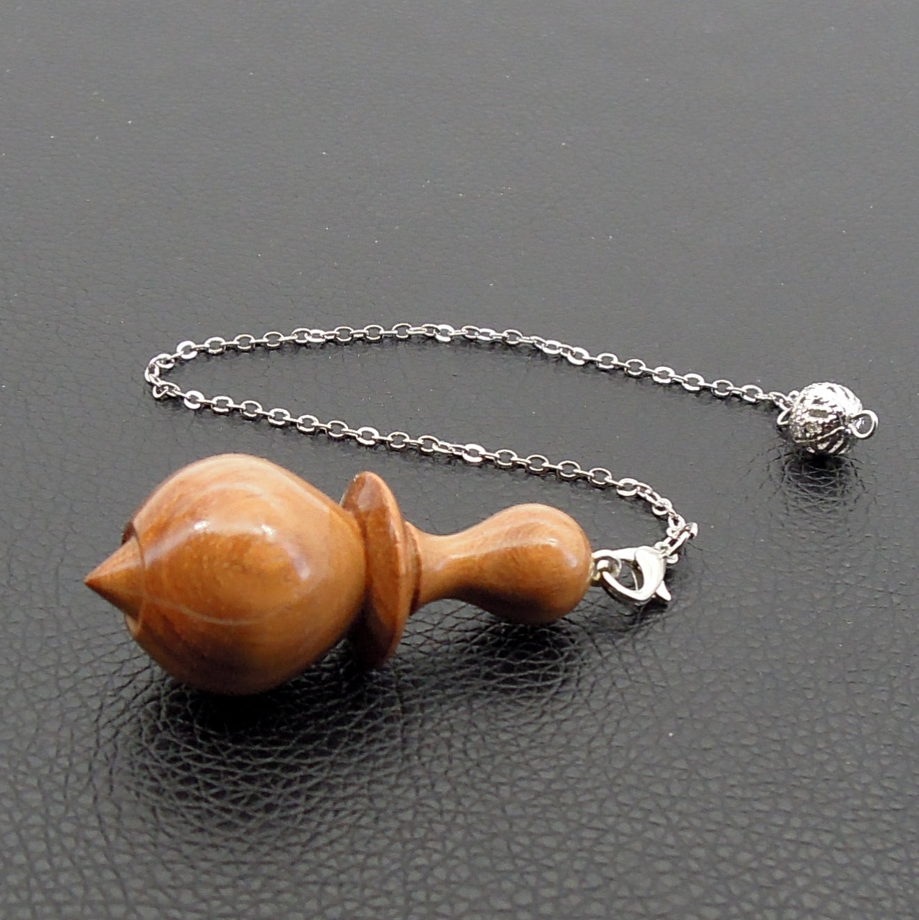 Pendule divinatoire artisanal en bois exotique