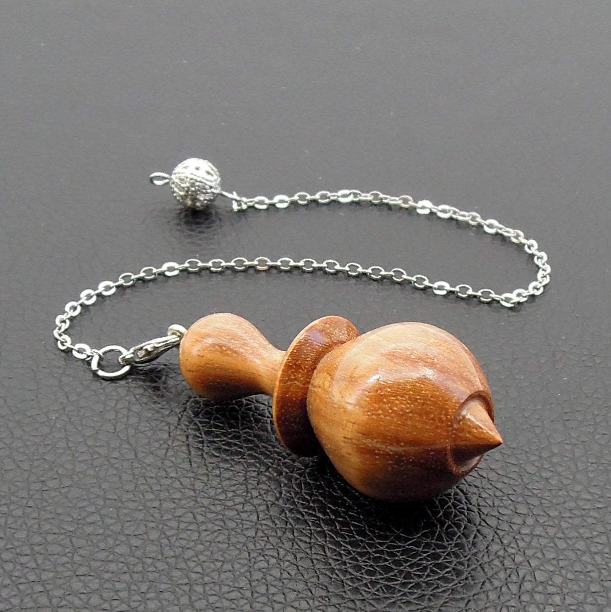 Pendule divinatoire artisanal en bois exotique