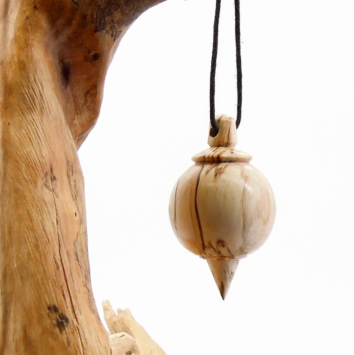 Pendule artisanal divinatoire boule en charme échauffé avec oeilleton.