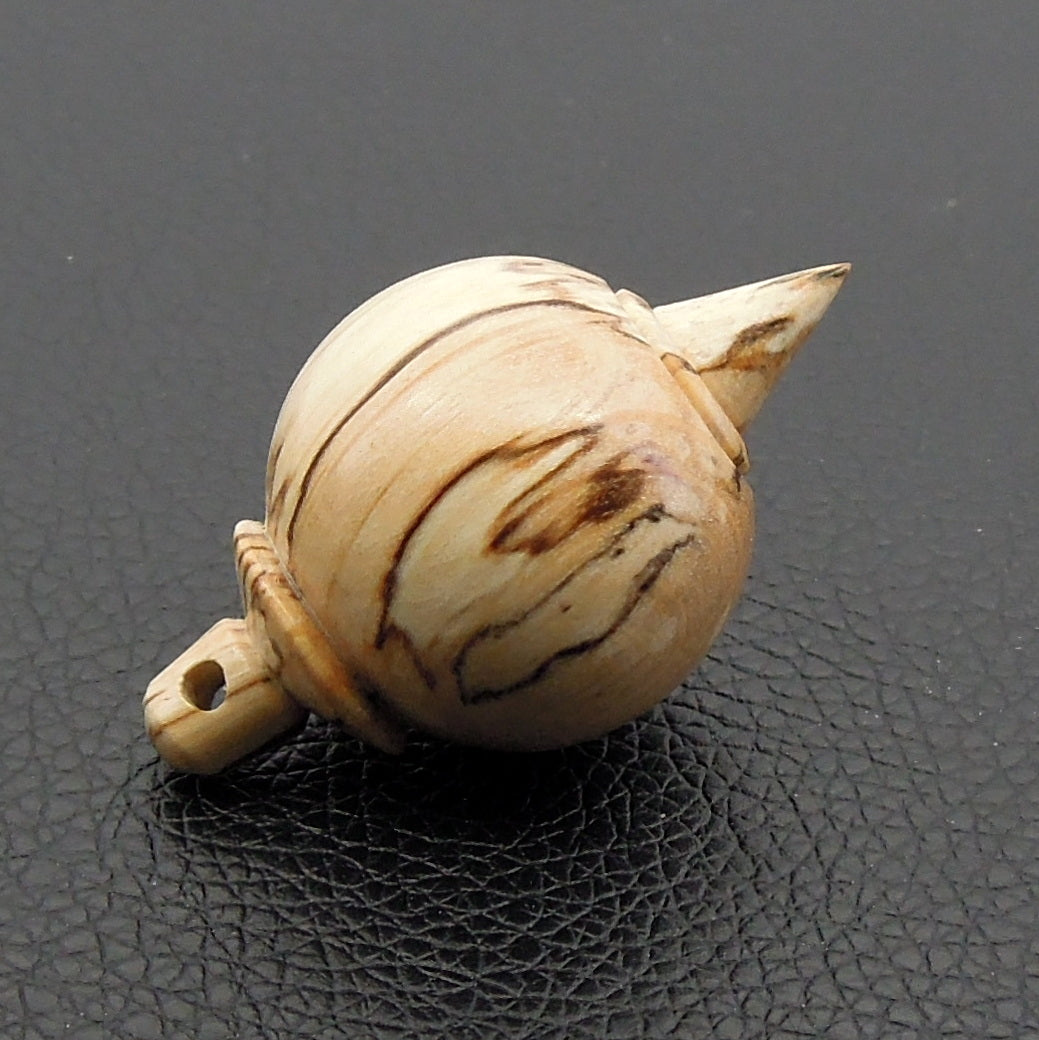 Pendule artisanal divinatoire boule en charme échauffé avec oeilleton.