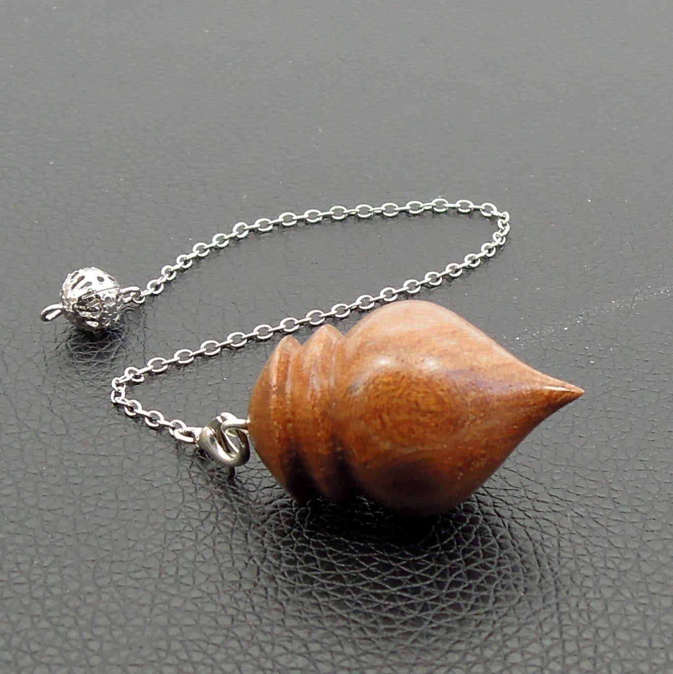 Pendule artisanal de radiesthésie en orme avec chainette.