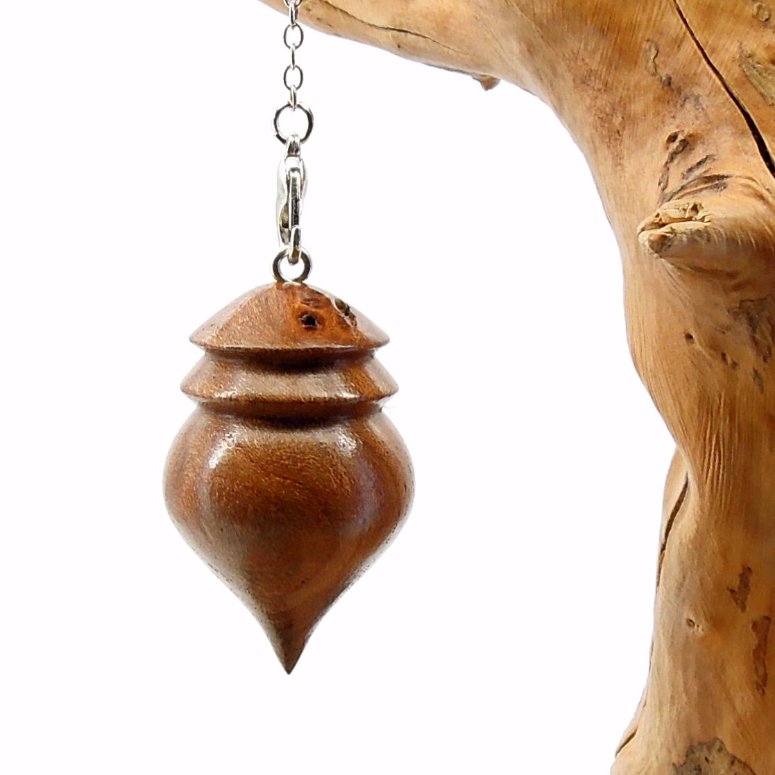 Pendule artisanal de radiesthésie en orme avec chainette.