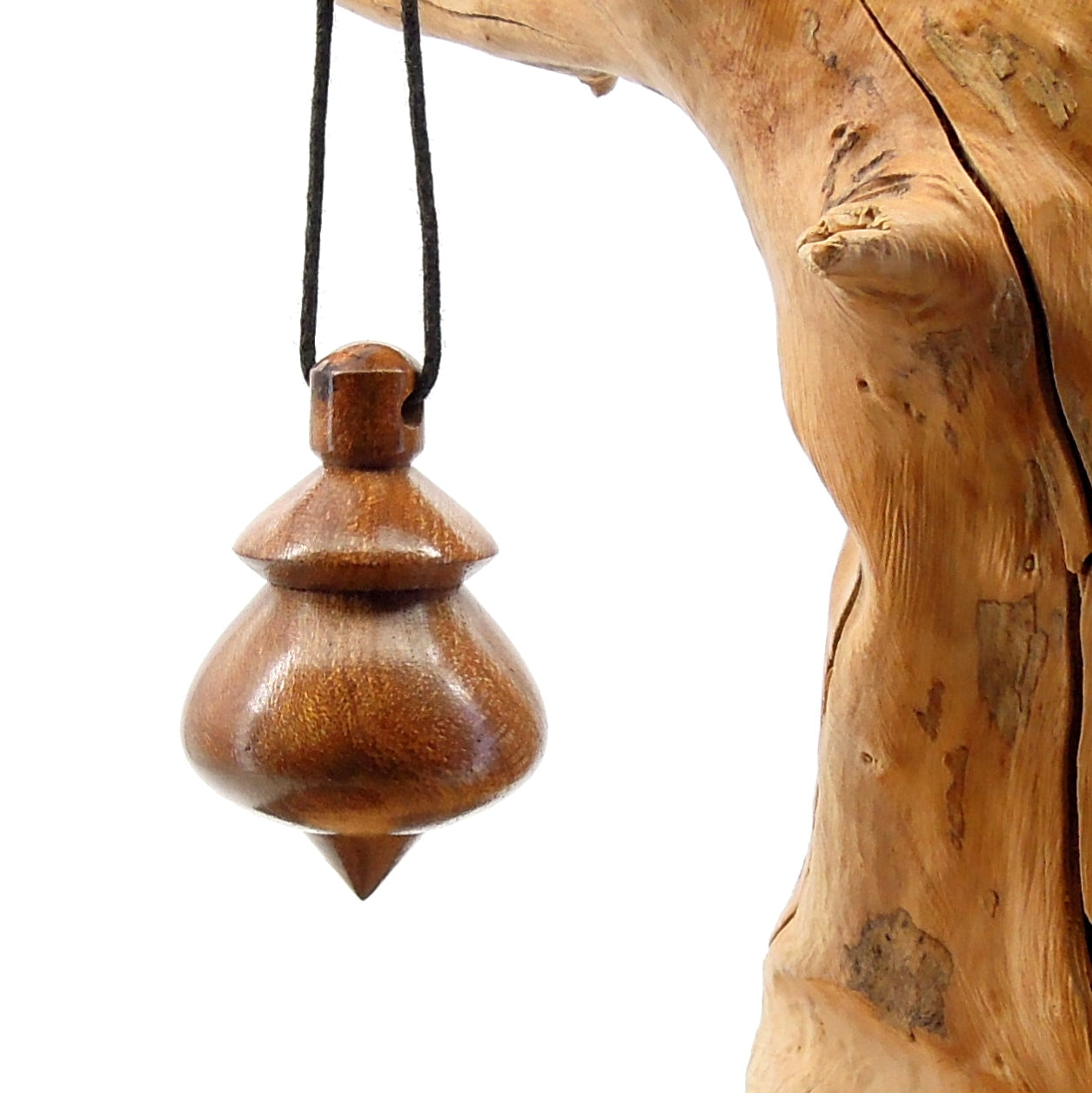 Pendule artisanal de radiesthésie en orme avec oeilleton.
