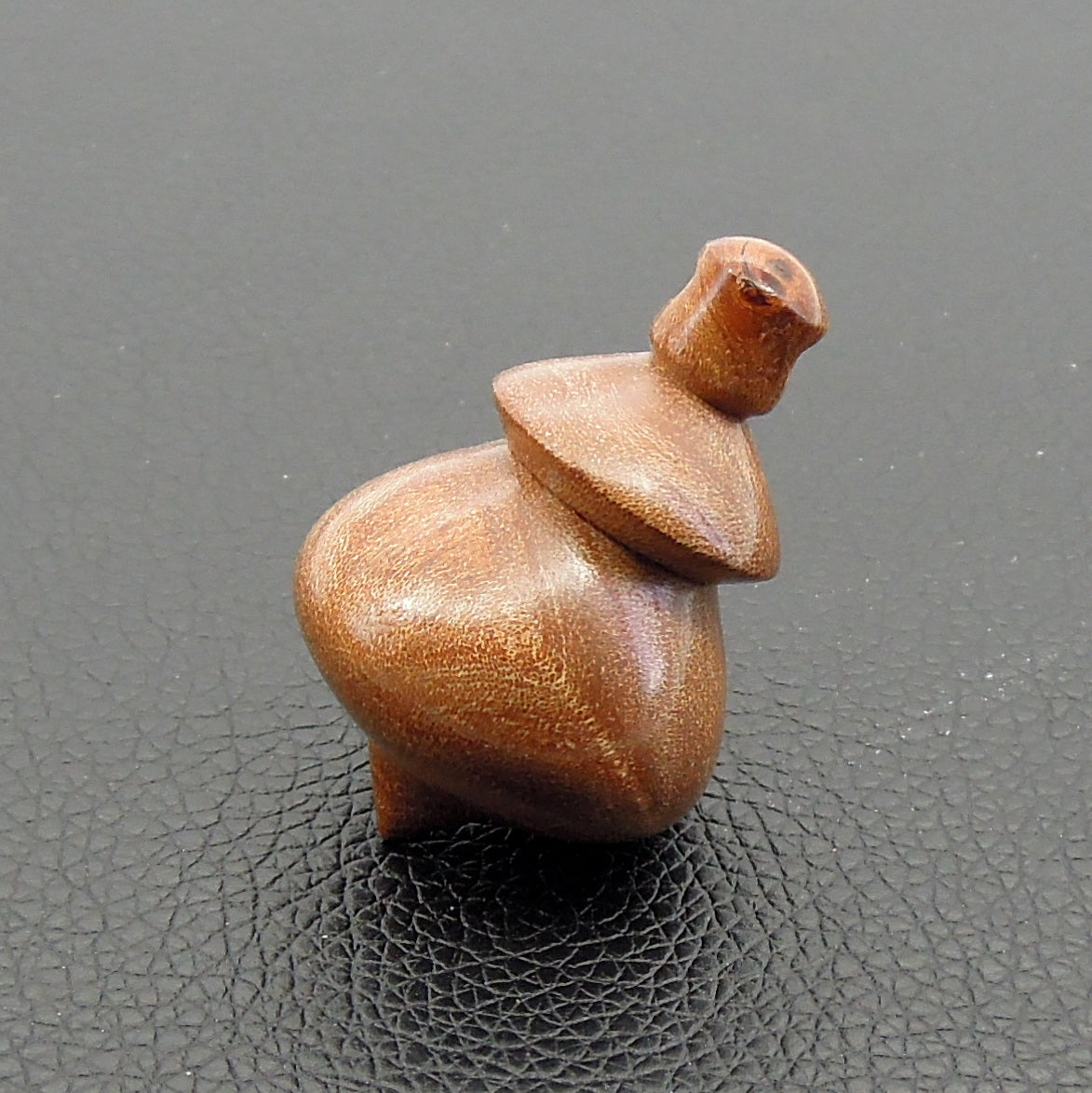 Pendule artisanal de radiesthésie en orme avec oeilleton.