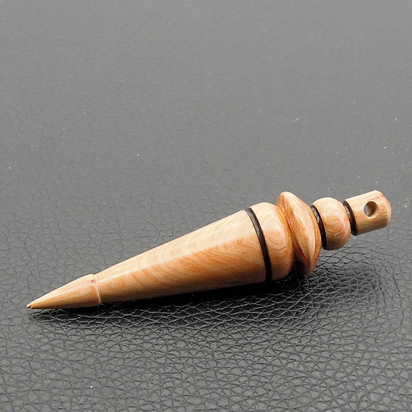 Pendule artisanal divinatoire en cade avec oeilleton