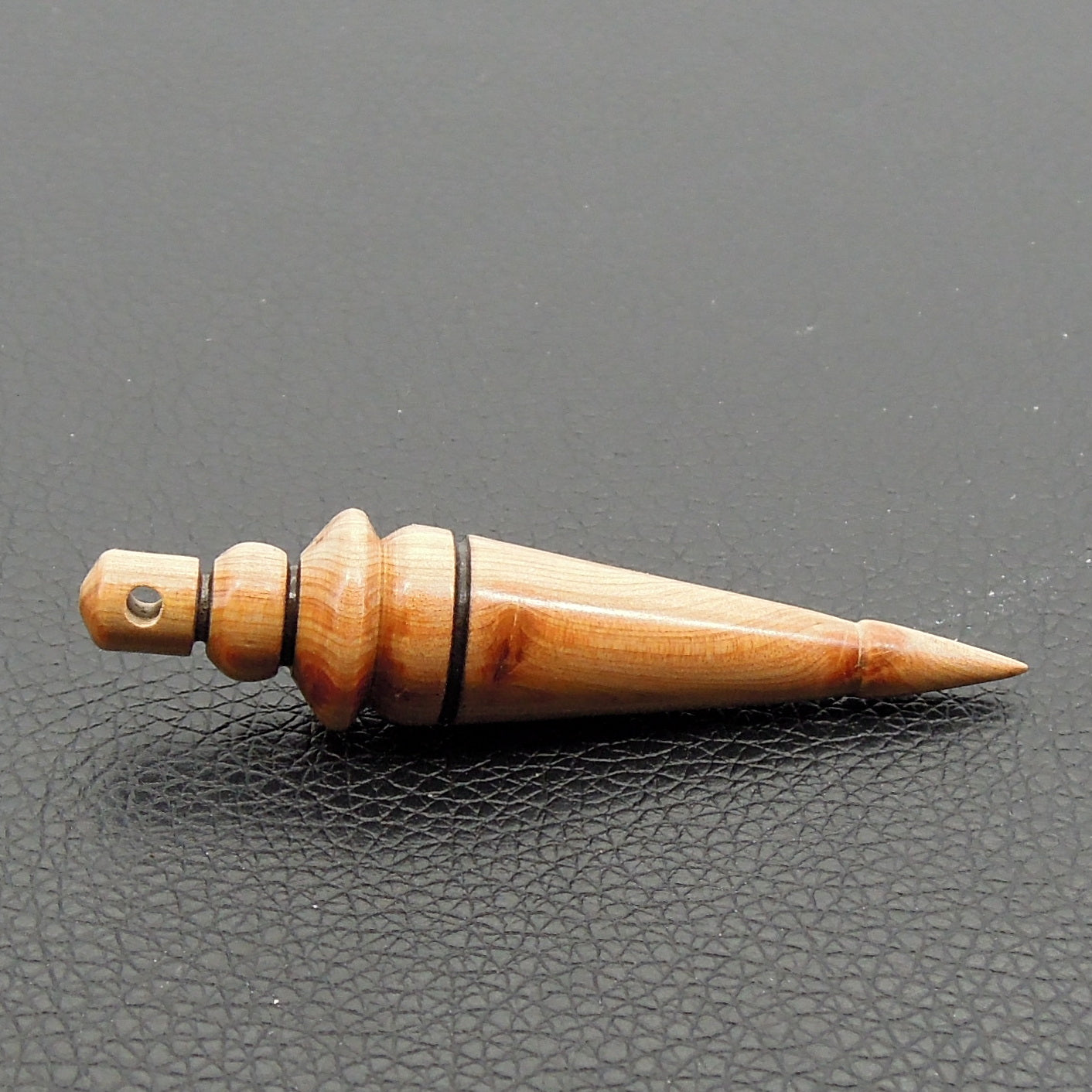 Pendule artisanal divinatoire en cade avec oeilleton