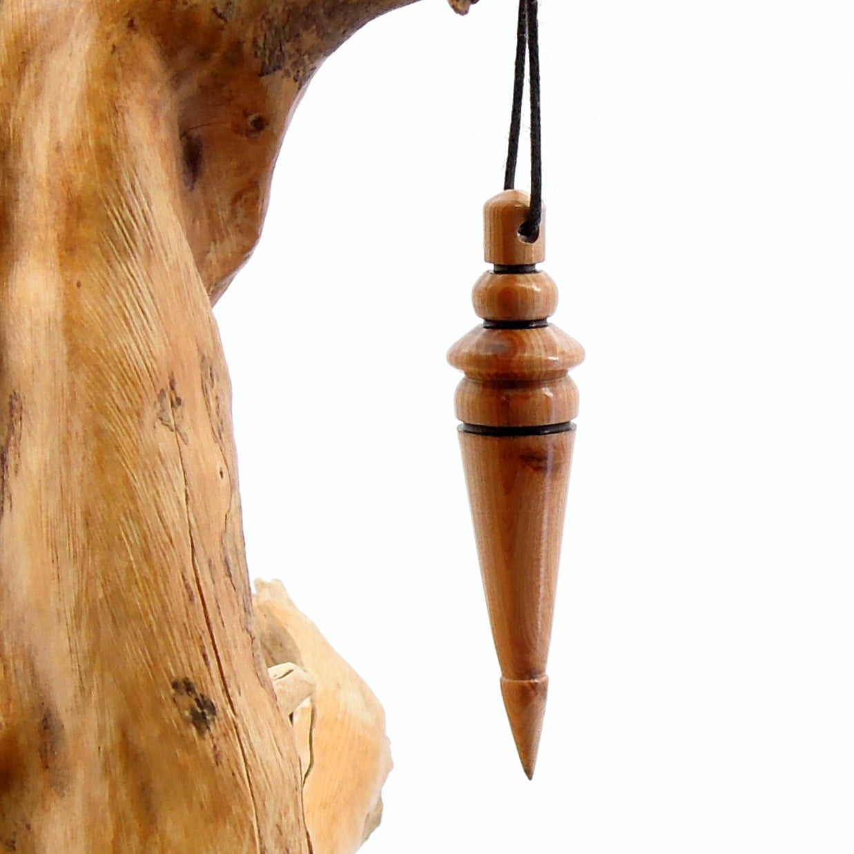 Pendule artisanal divinatoire en cade avec oeilleton