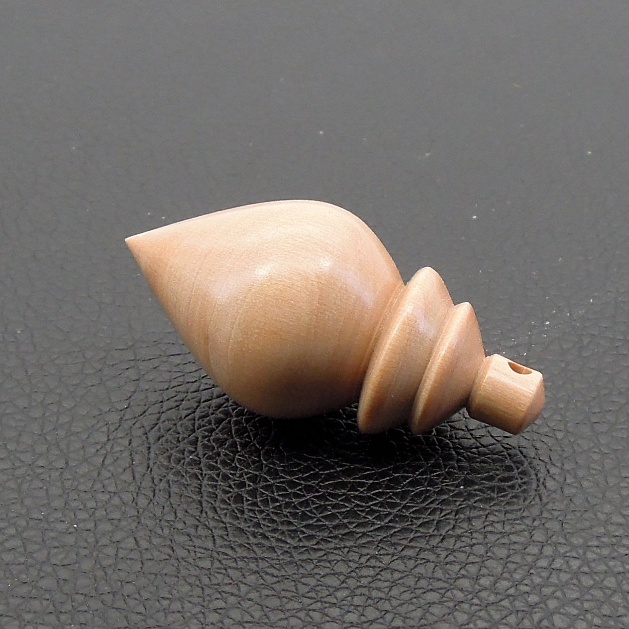 Pendule artisanal divinatoire en cornouiller avec oeilleton