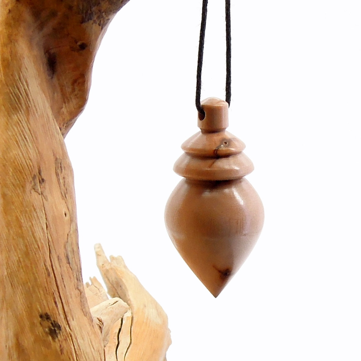 Pendule artisanal divinatoire en cornouiller avec oeilleton