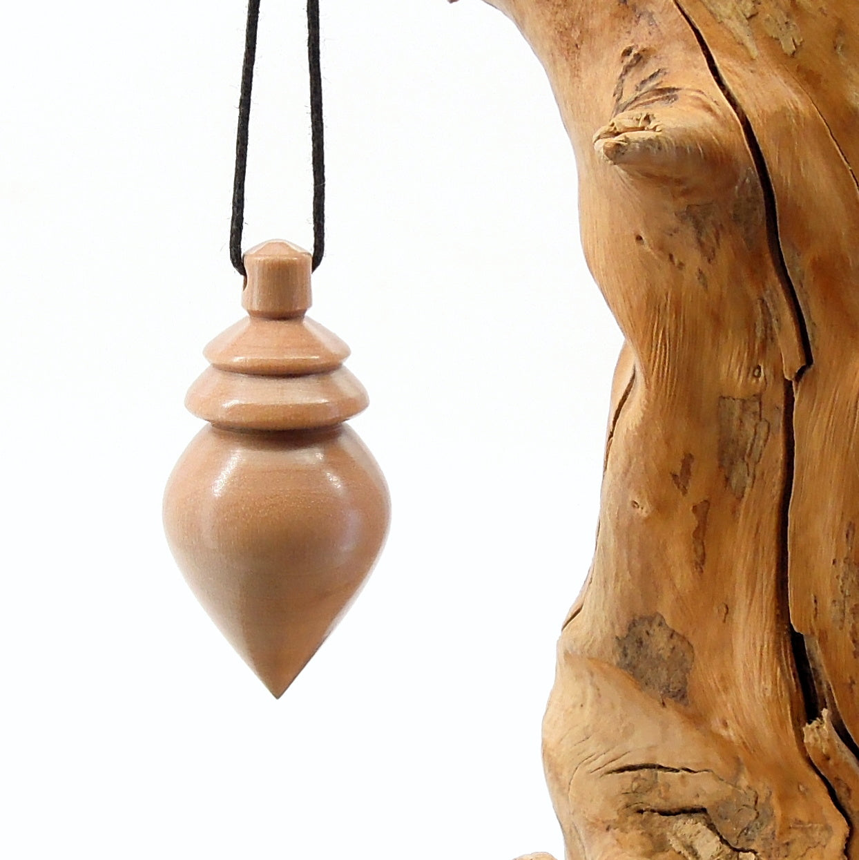 Pendule artisanal divinatoire en cornouiller avec oeilleton