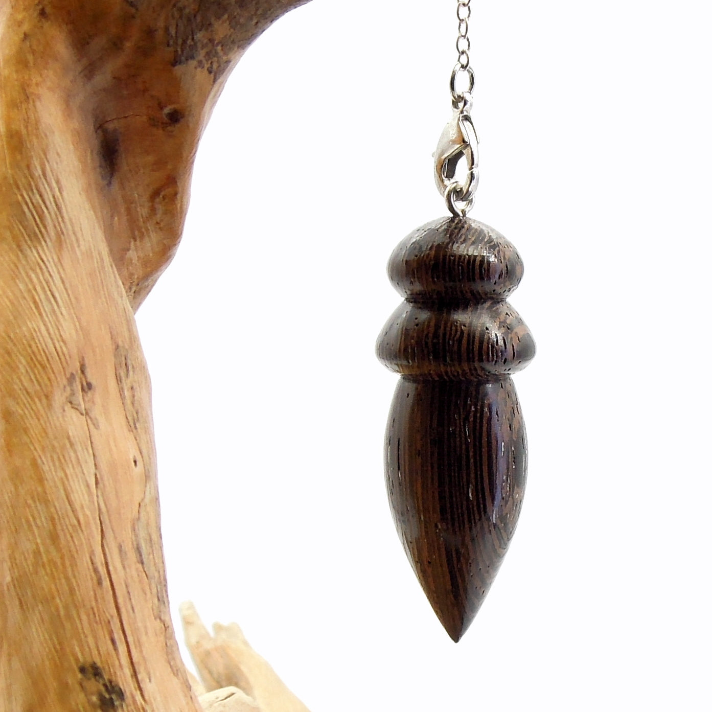 Pendule de radiesthésie en bois exotique.