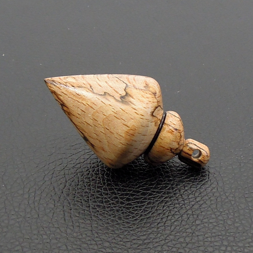 Pendule artisanal de radiesthésie en hêtre échauffé avec oeilleton.