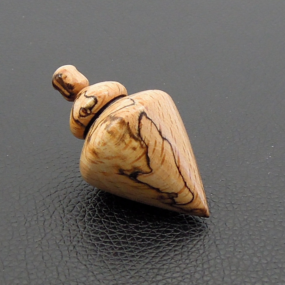 Pendule artisanal de radiesthésie en hêtre échauffé avec oeilleton.