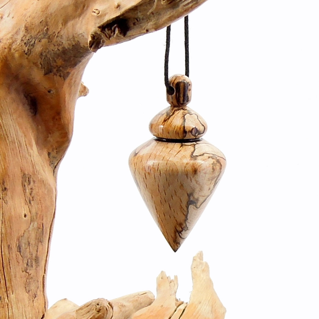Pendule artisanal de radiesthésie en hêtre échauffé avec oeilleton.