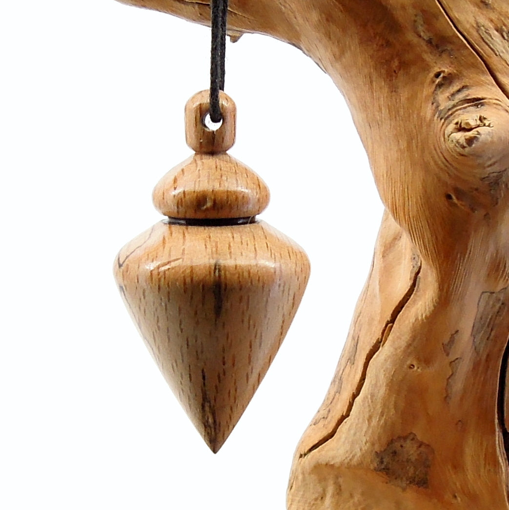 Pendule artisanal de radiesthésie en hêtre échauffé avec oeilleton.