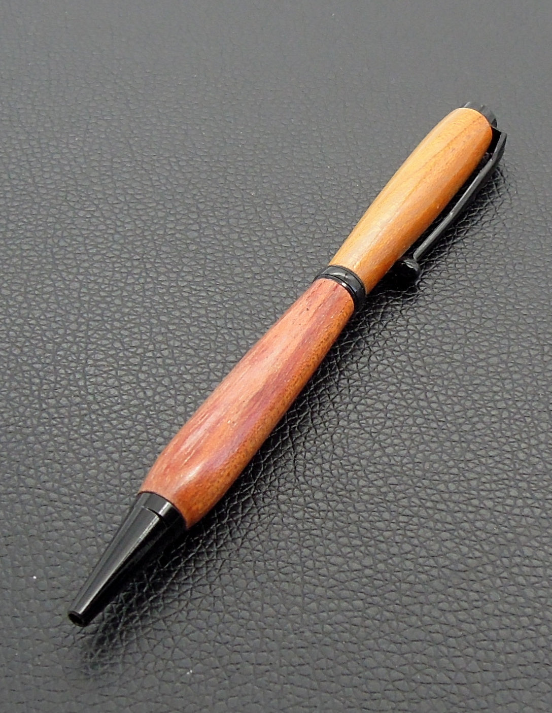 Stylo en bois exotique.