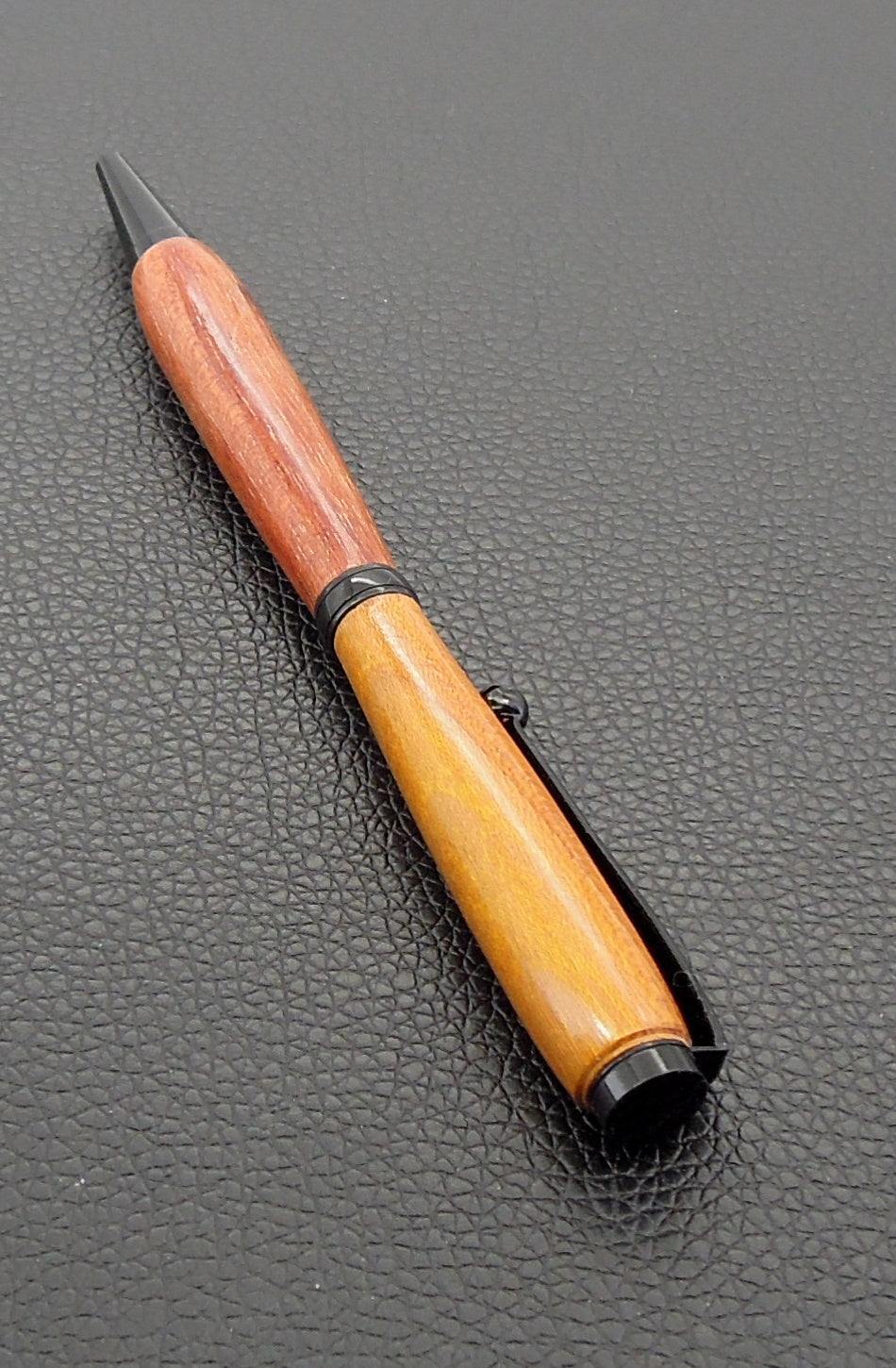 Stylo en bois exotique.