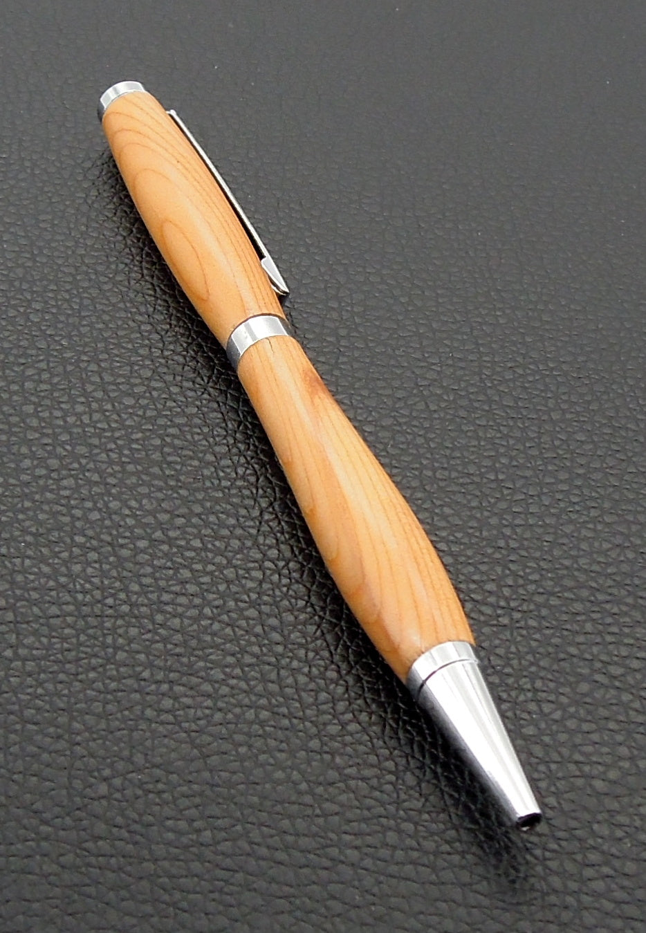 Stylo en bois d'if de Bourgogne.