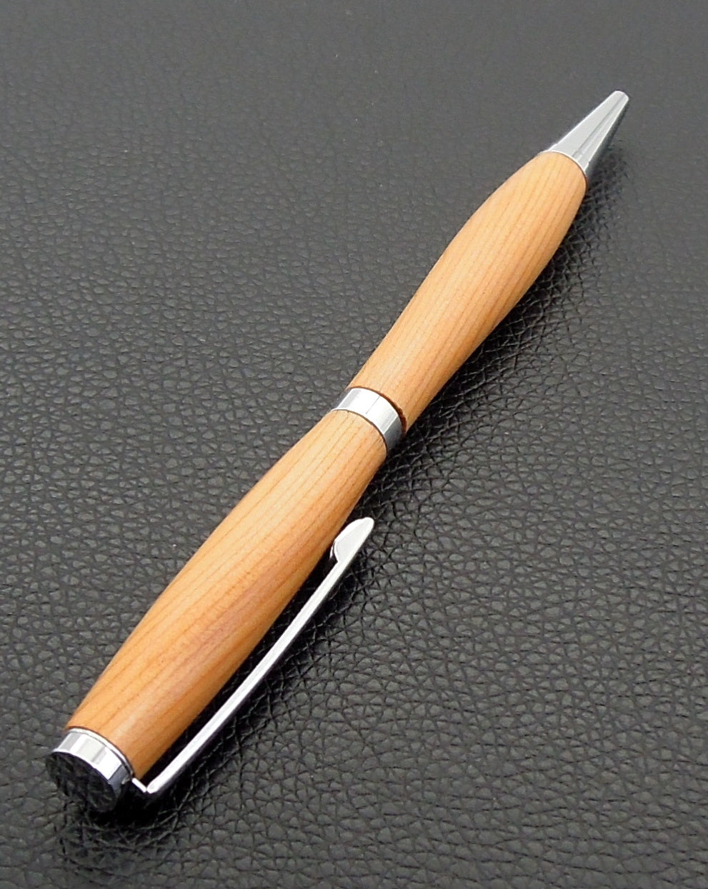 Stylo en bois d'if de Bourgogne.