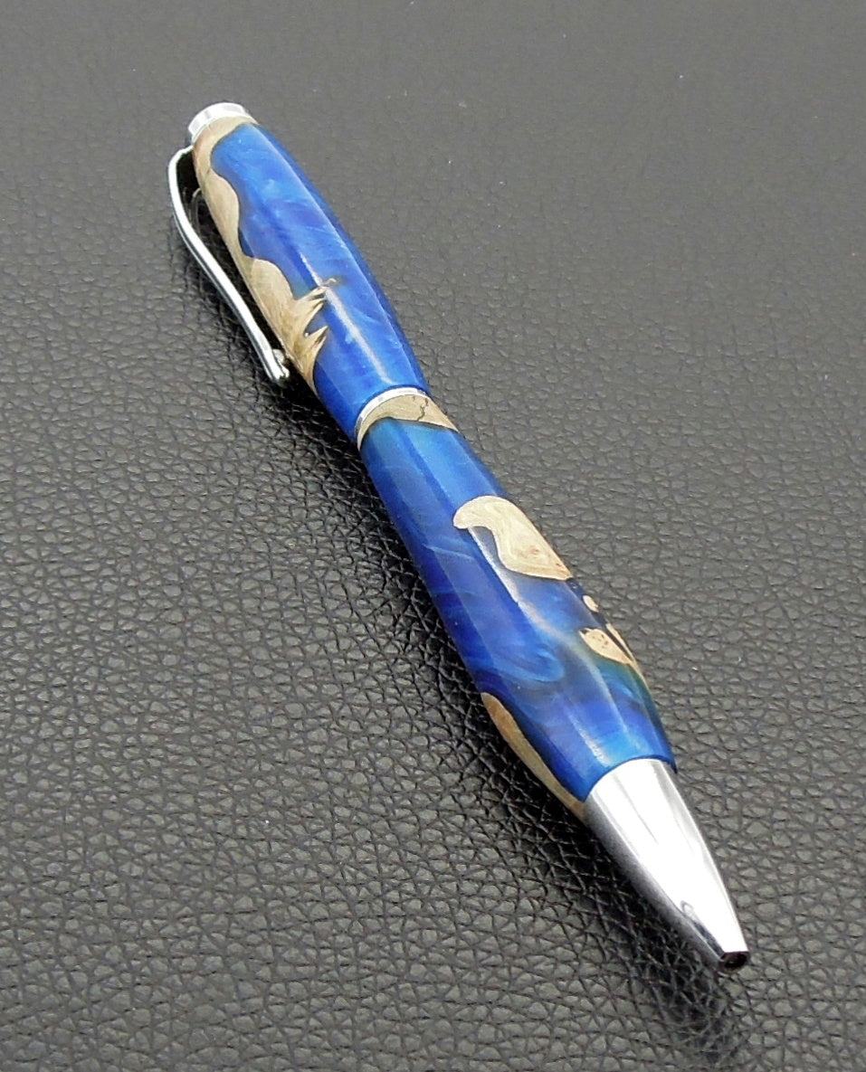 Stylo en résine et loupe d'orme