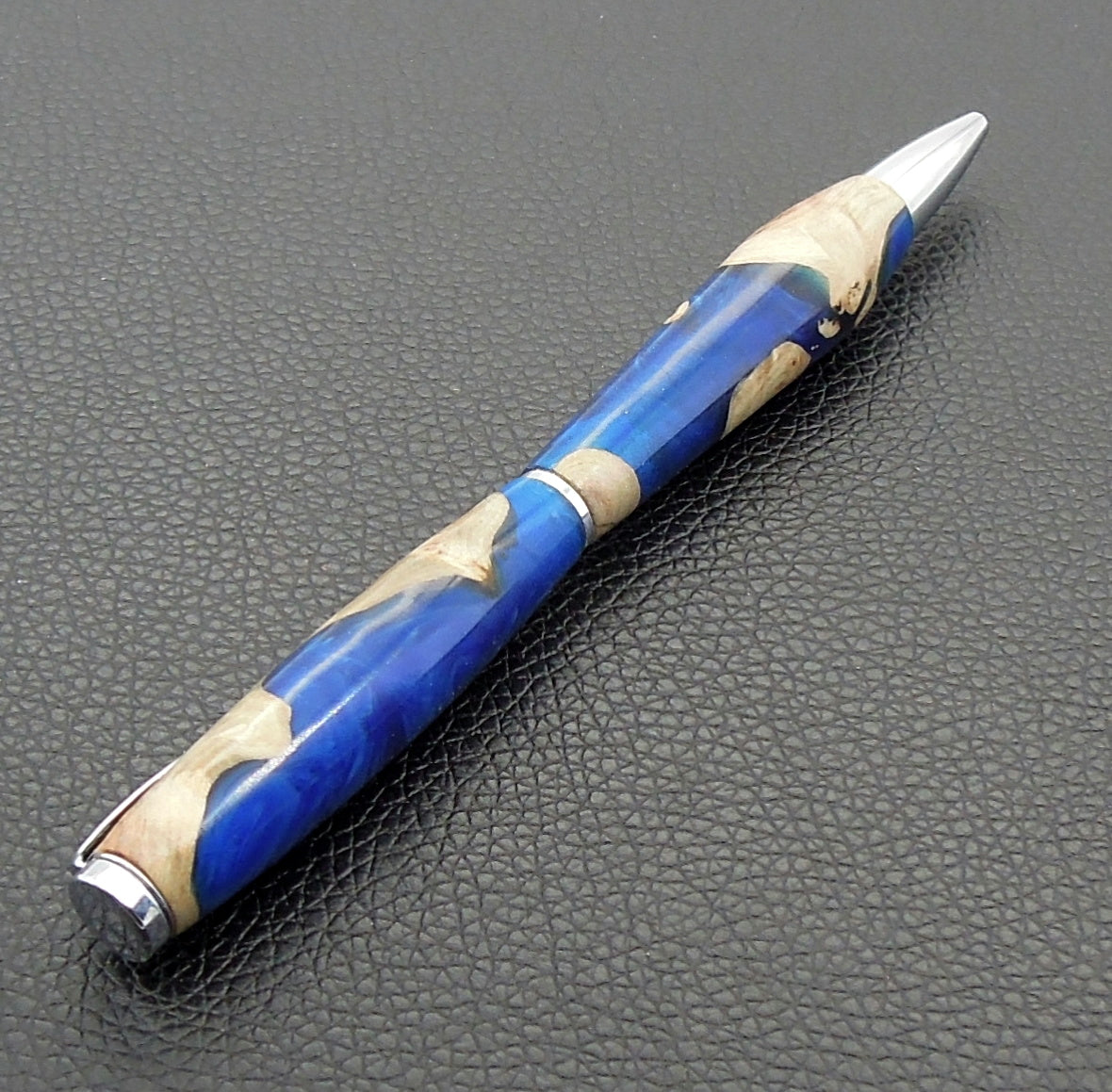 Stylo en résine et loupe d'orme