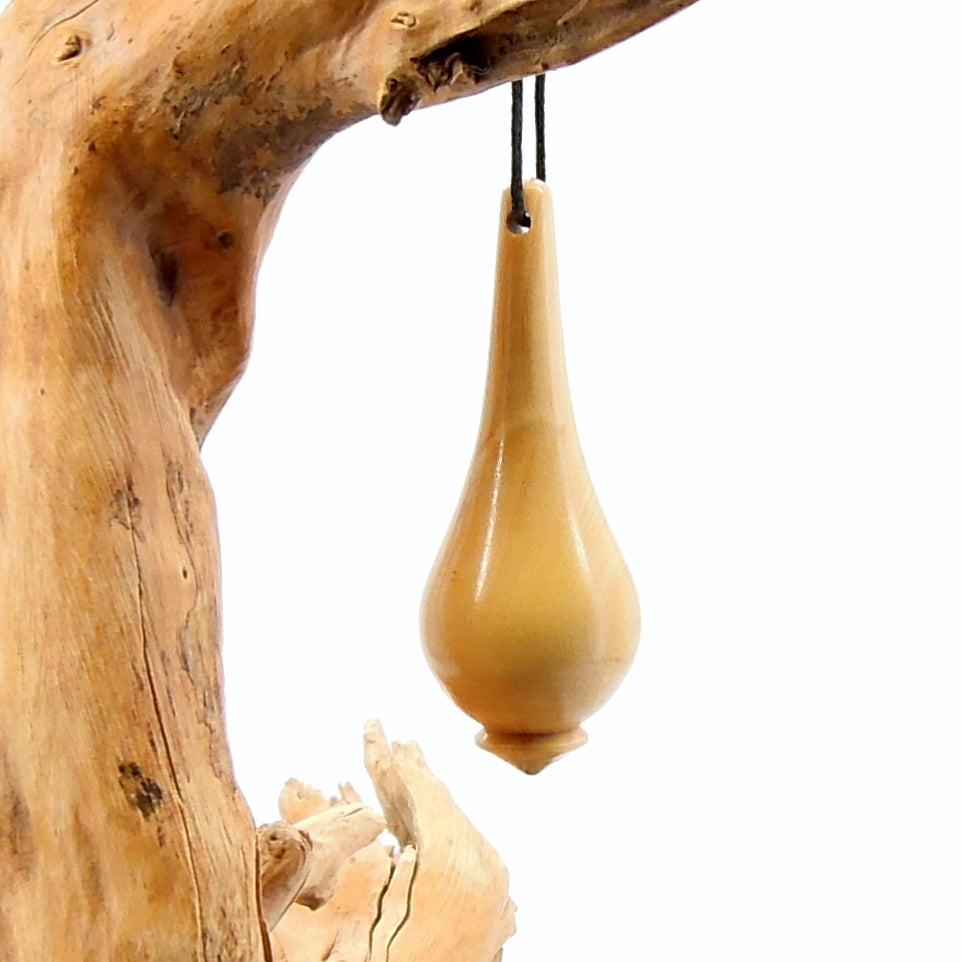 Pendule de radiesthésie artisanal en buis avec oeilleton.