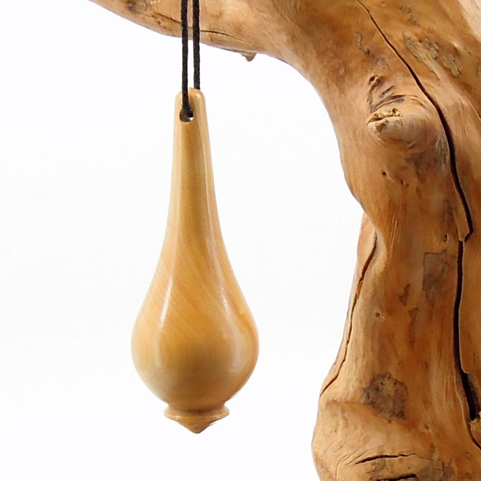 Pendule de radiesthésie artisanal en buis avec oeilleton.