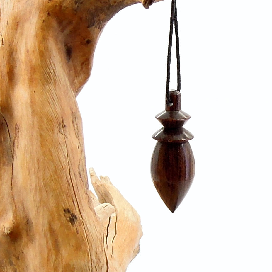 Pendule artisanal divinatoire en galalithe imitation bois avec oeilleton