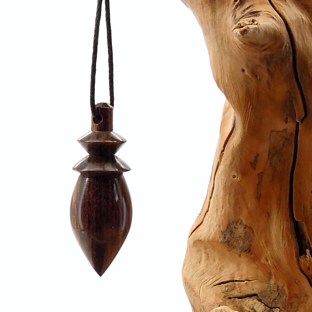 Pendule artisanal divinatoire en galalithe imitation bois avec oeilleton