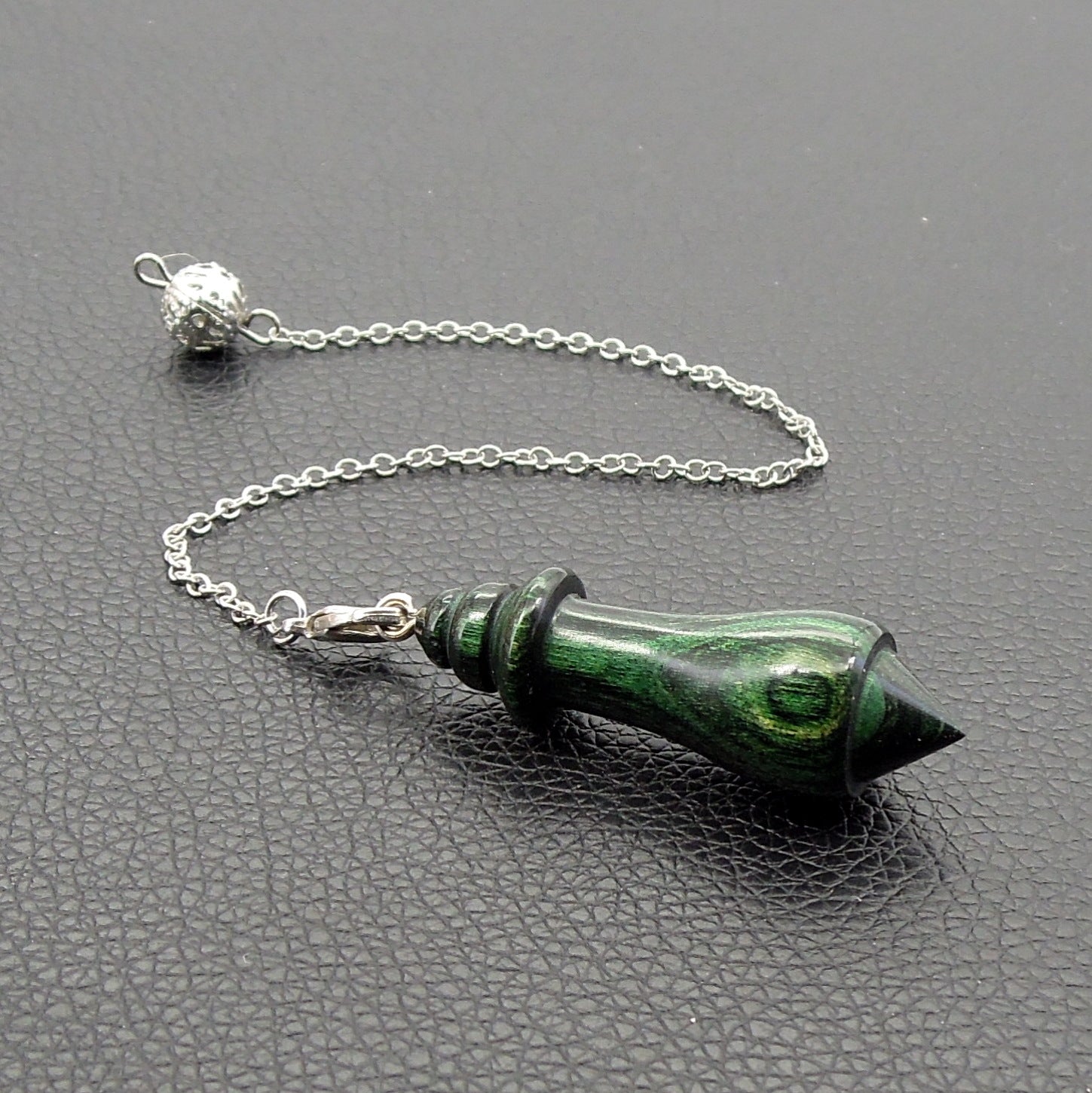 Pendule artisanal en galalithe