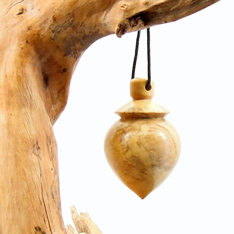 Pendule artisanal de radiesthésie en loupe de buis avec oeilleton.