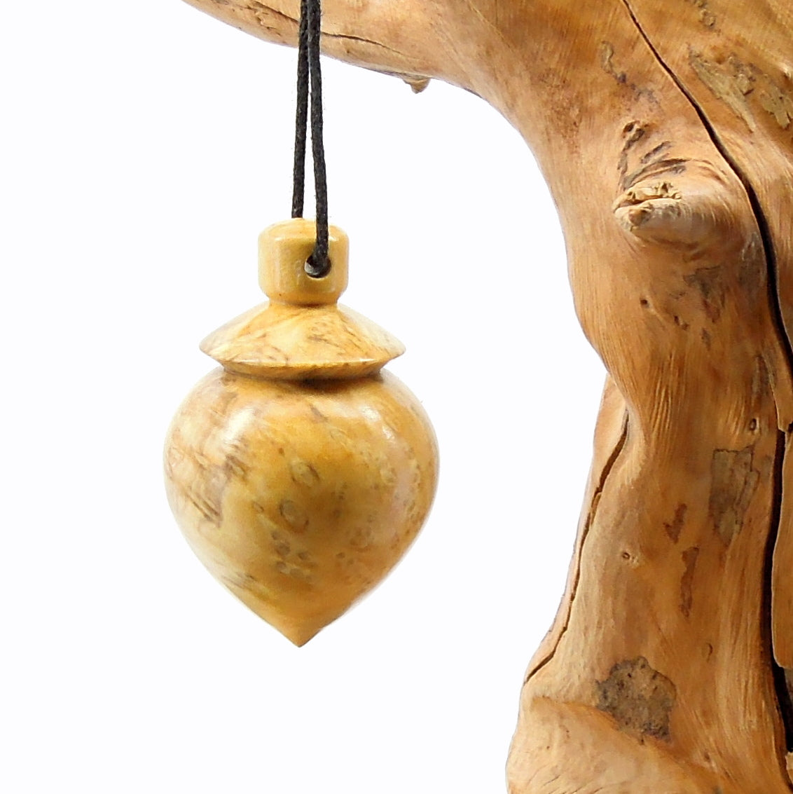 Pendule artisanal de radiesthésie en loupe de buis avec oeilleton.