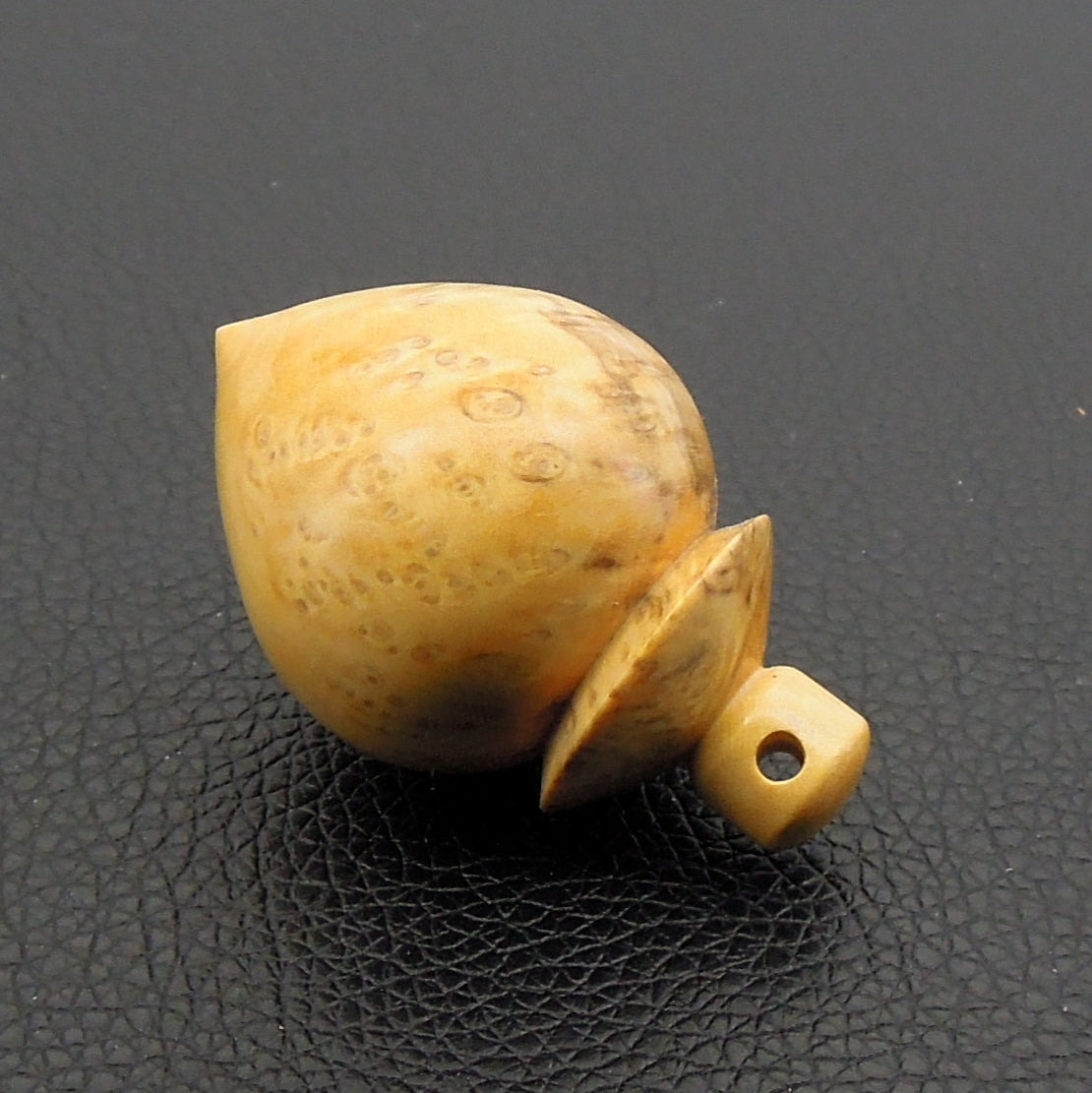 Pendule artisanal de radiesthésie en loupe de buis avec oeilleton.