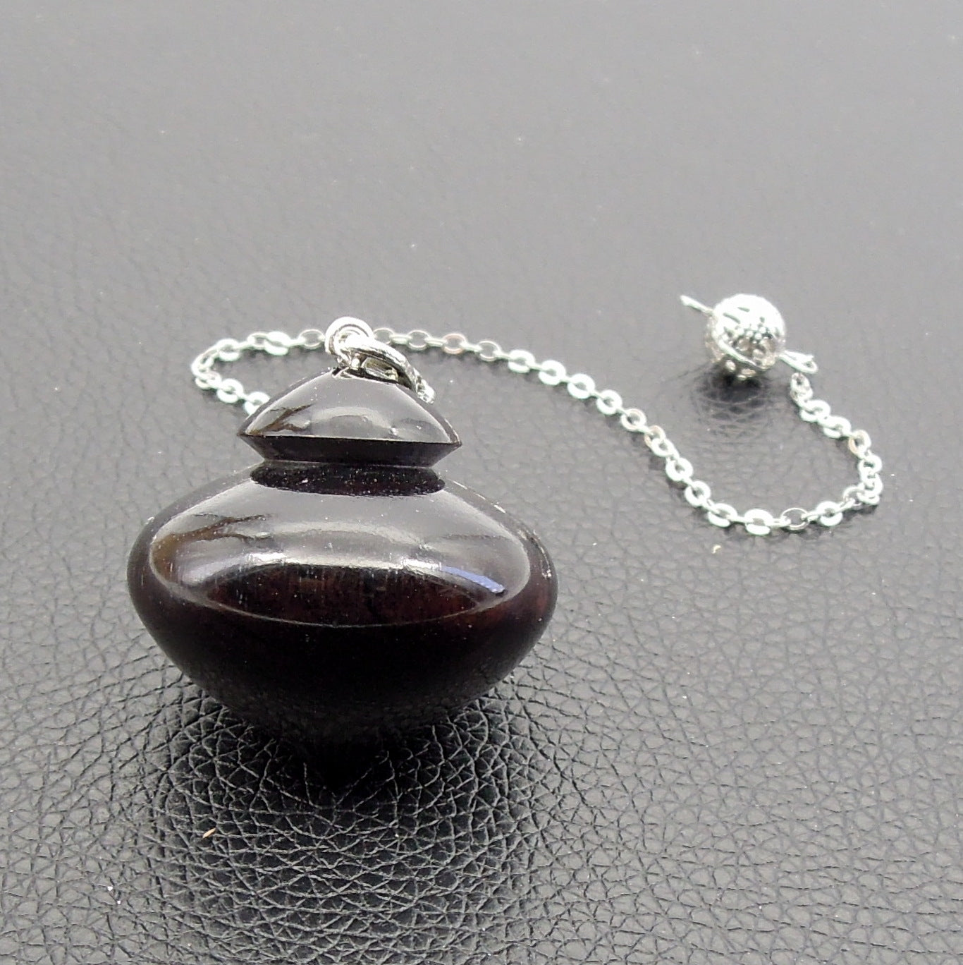 Pendule artisanal de radiesthésie en ébène avec chainette.