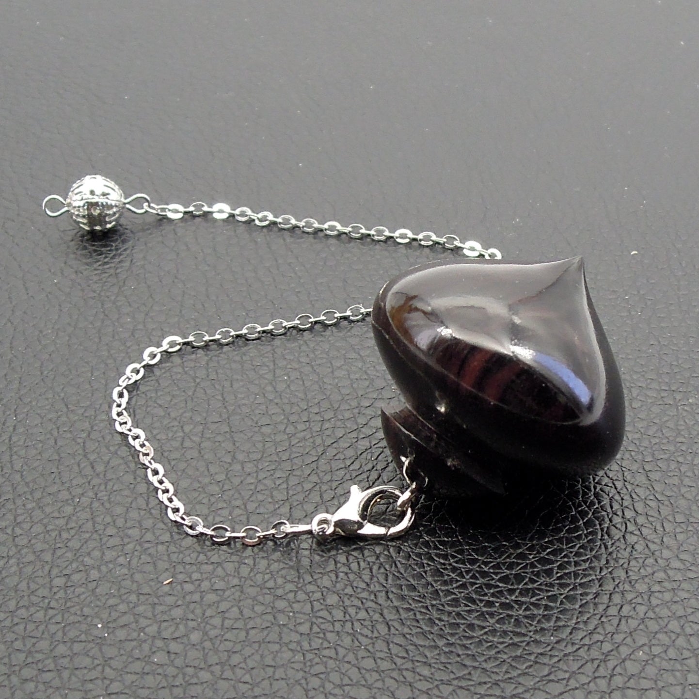 Pendule artisanal de radiesthésie en ébène avec chainette.