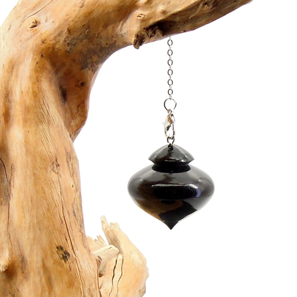 Pendule artisanal de radiesthésie en ébène avec chainette.