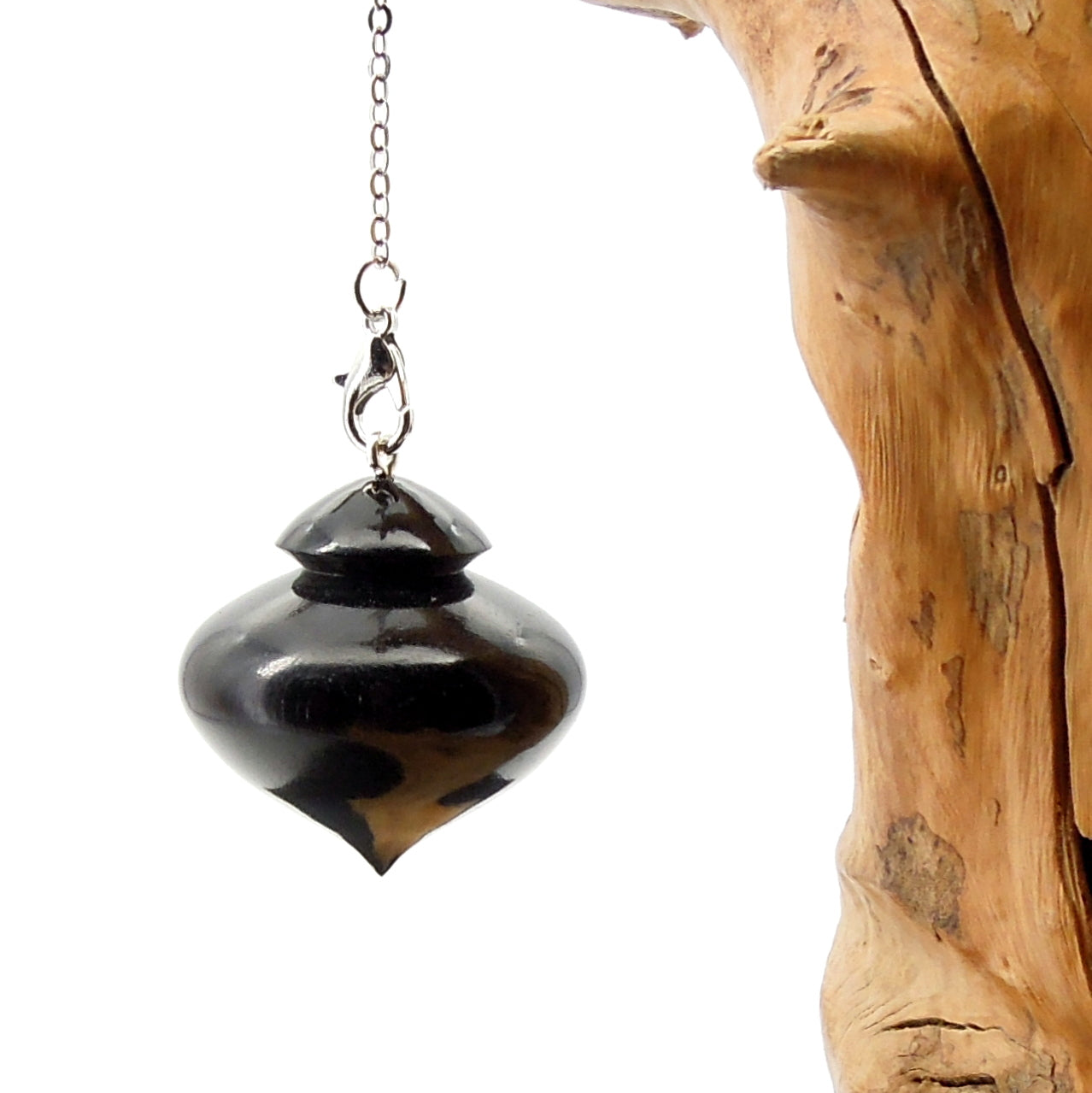 Pendule artisanal de radiesthésie en ébène avec chainette.