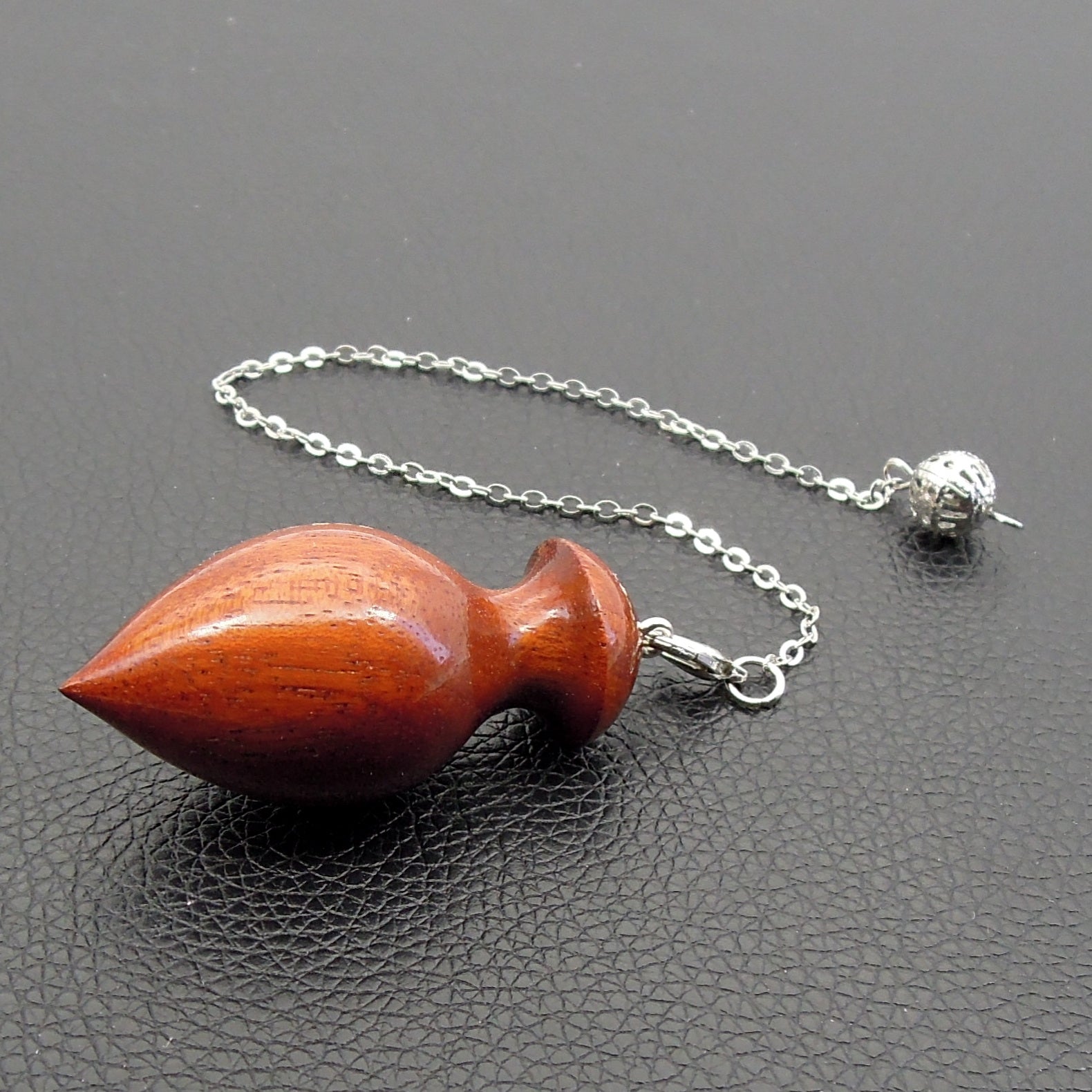 Pendule artisanal de radiesthésie en bois exotique avec chainette.