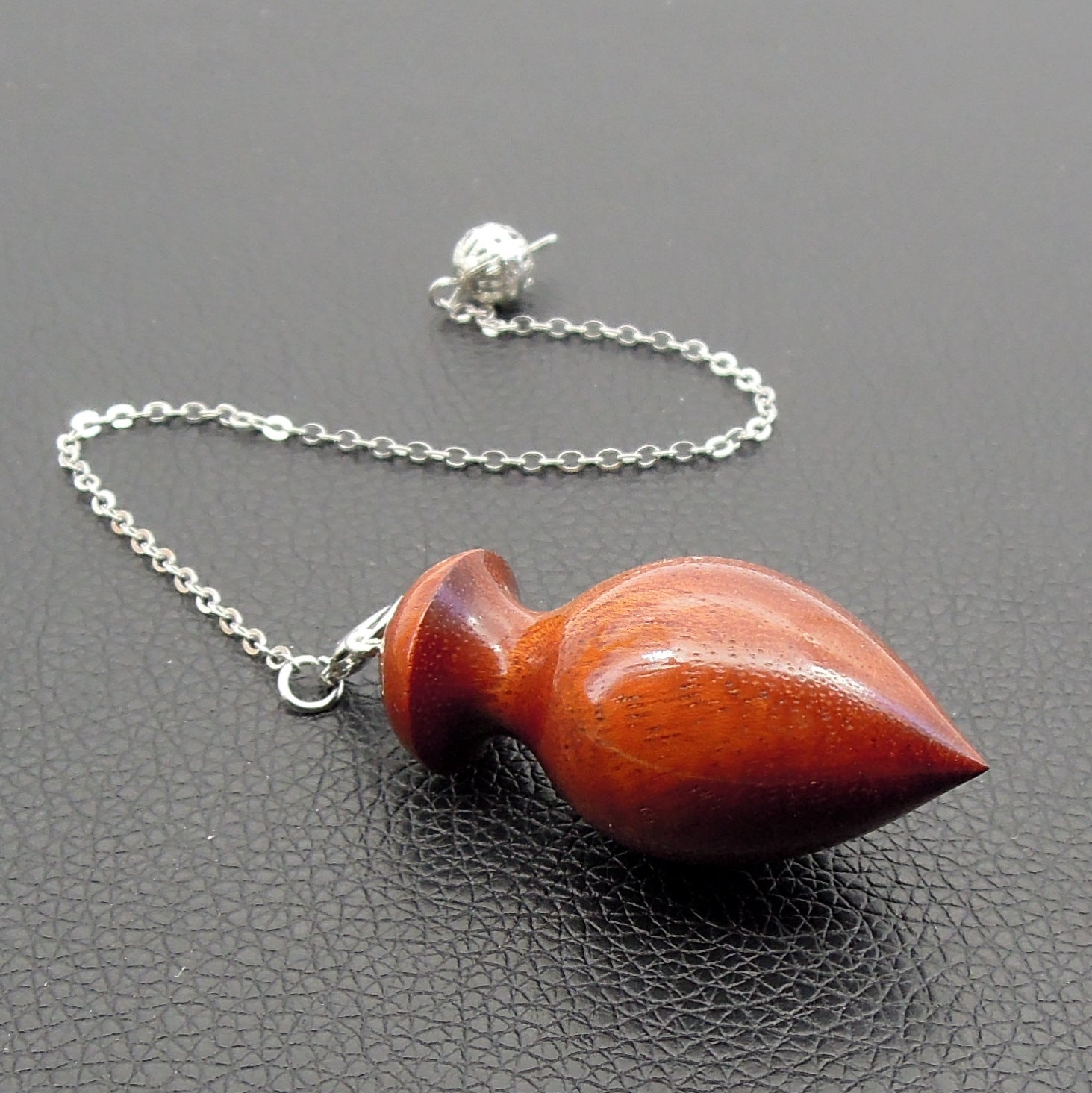 Pendule artisanal de radiesthésie en bois exotique avec chainette.