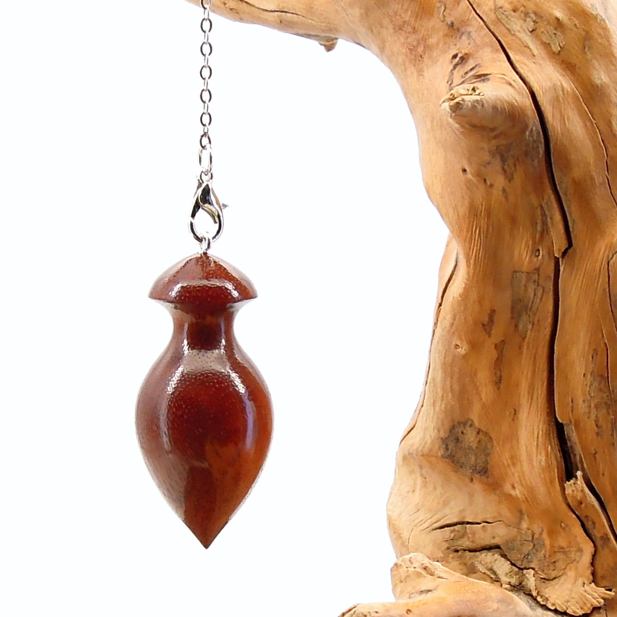 Pendule artisanal de radiesthésie en bois exotique avec chainette.