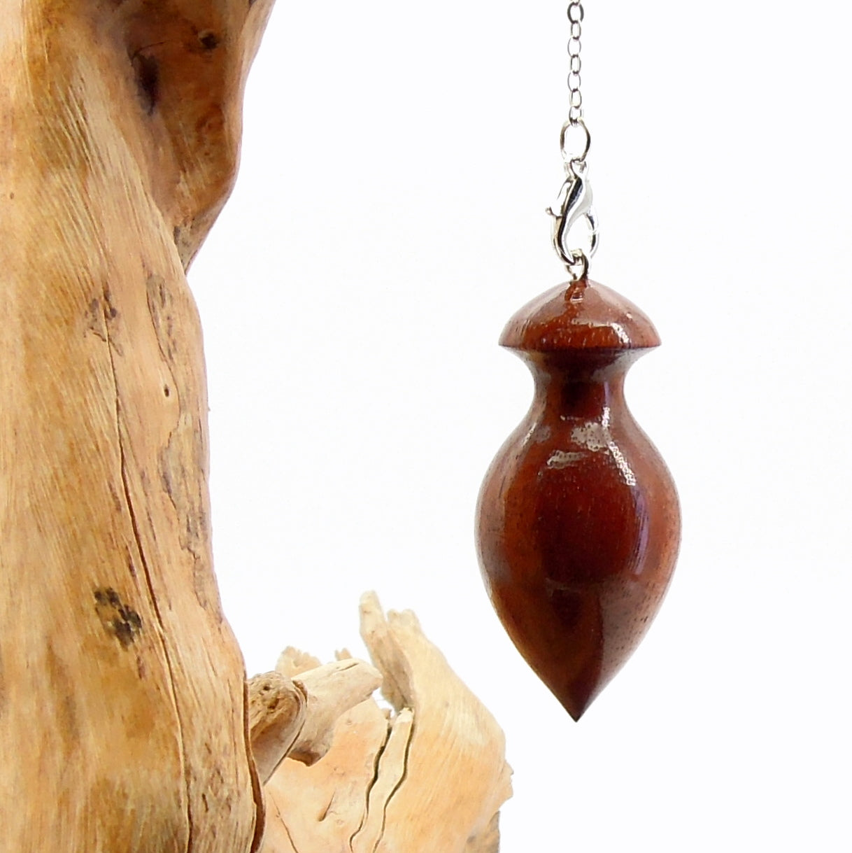 Pendule artisanal de radiesthésie en bois exotique avec chainette.