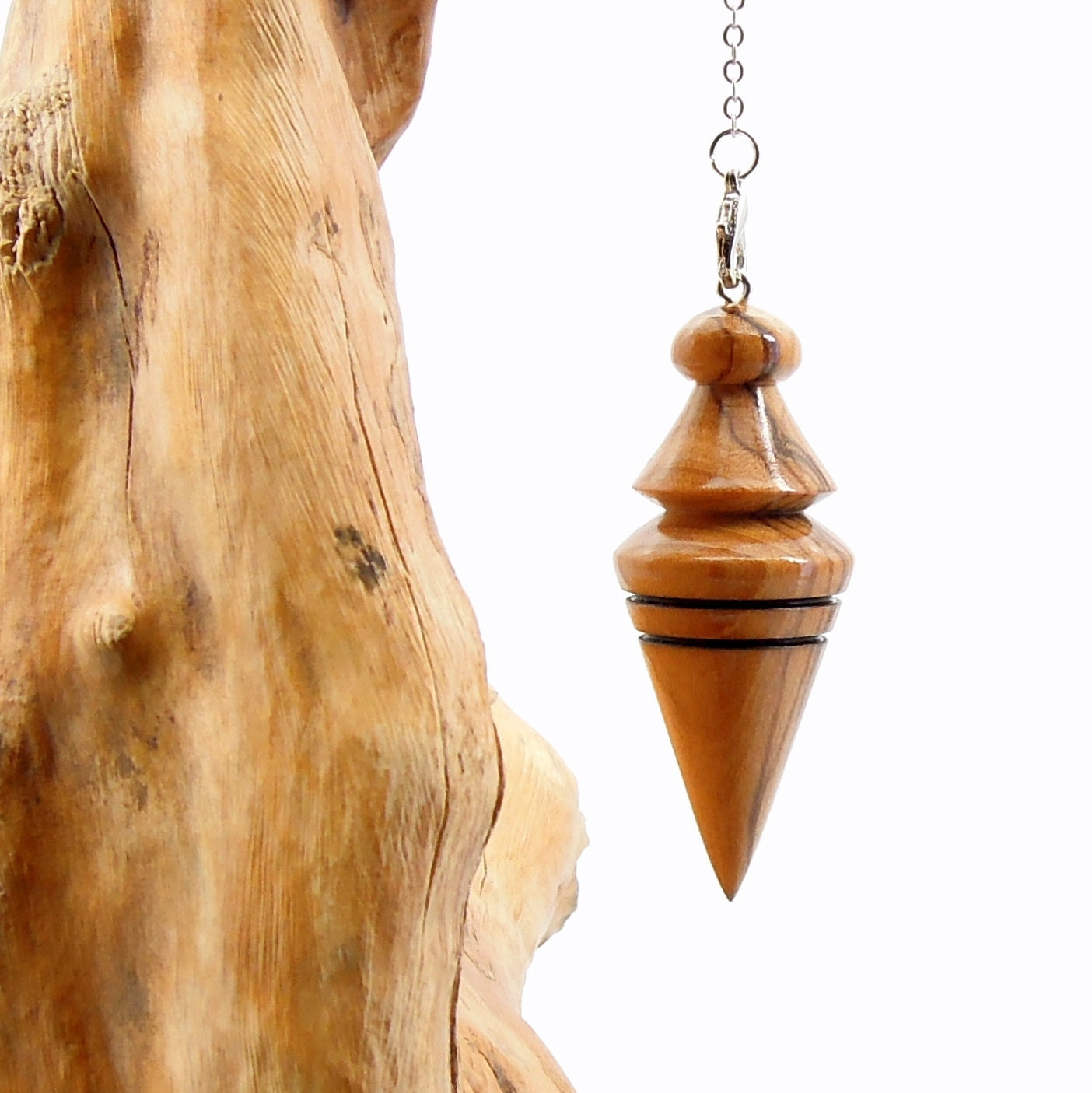 Pendule artisanal divinatoire en olivier avec chainette..