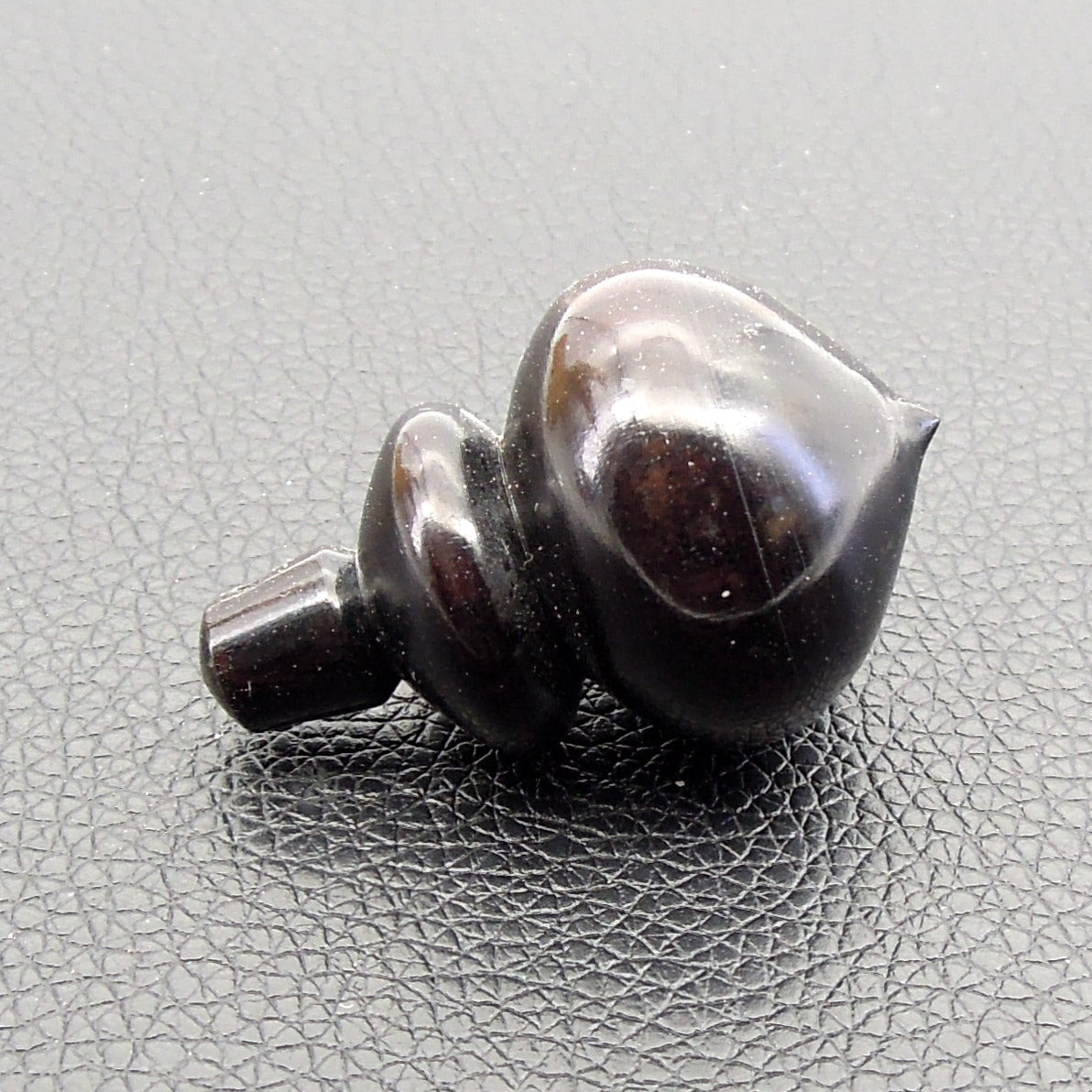 Pendule artisanal de radiesthésie en ébène avec oeilleton..