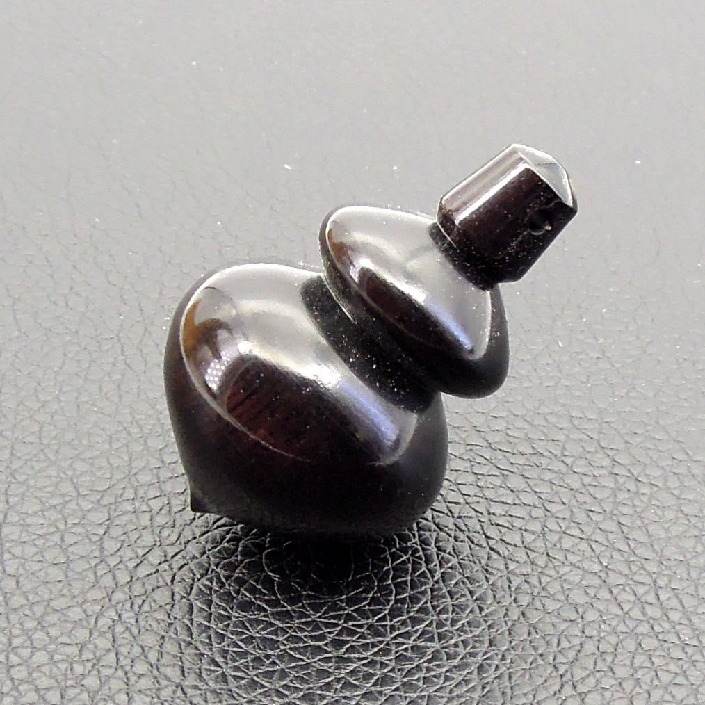 Pendule artisanal de radiesthésie en ébène avec oeilleton..