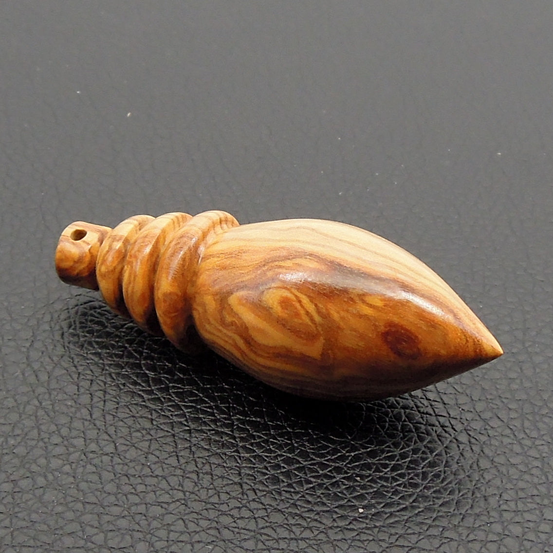 Pendule artisanal divinatoire en olivier avec oeilleton