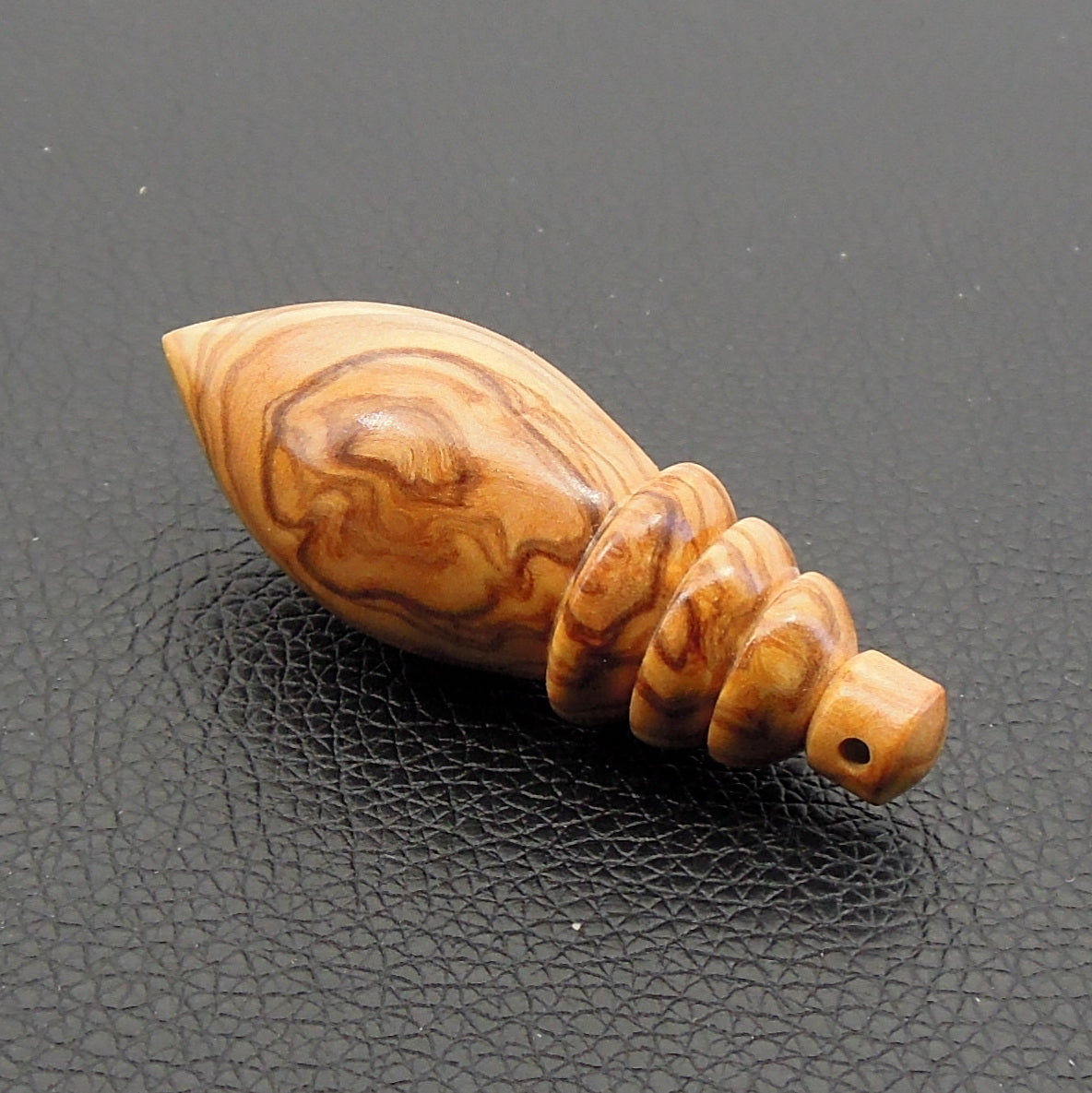 Pendule artisanal divinatoire en olivier avec oeilleton