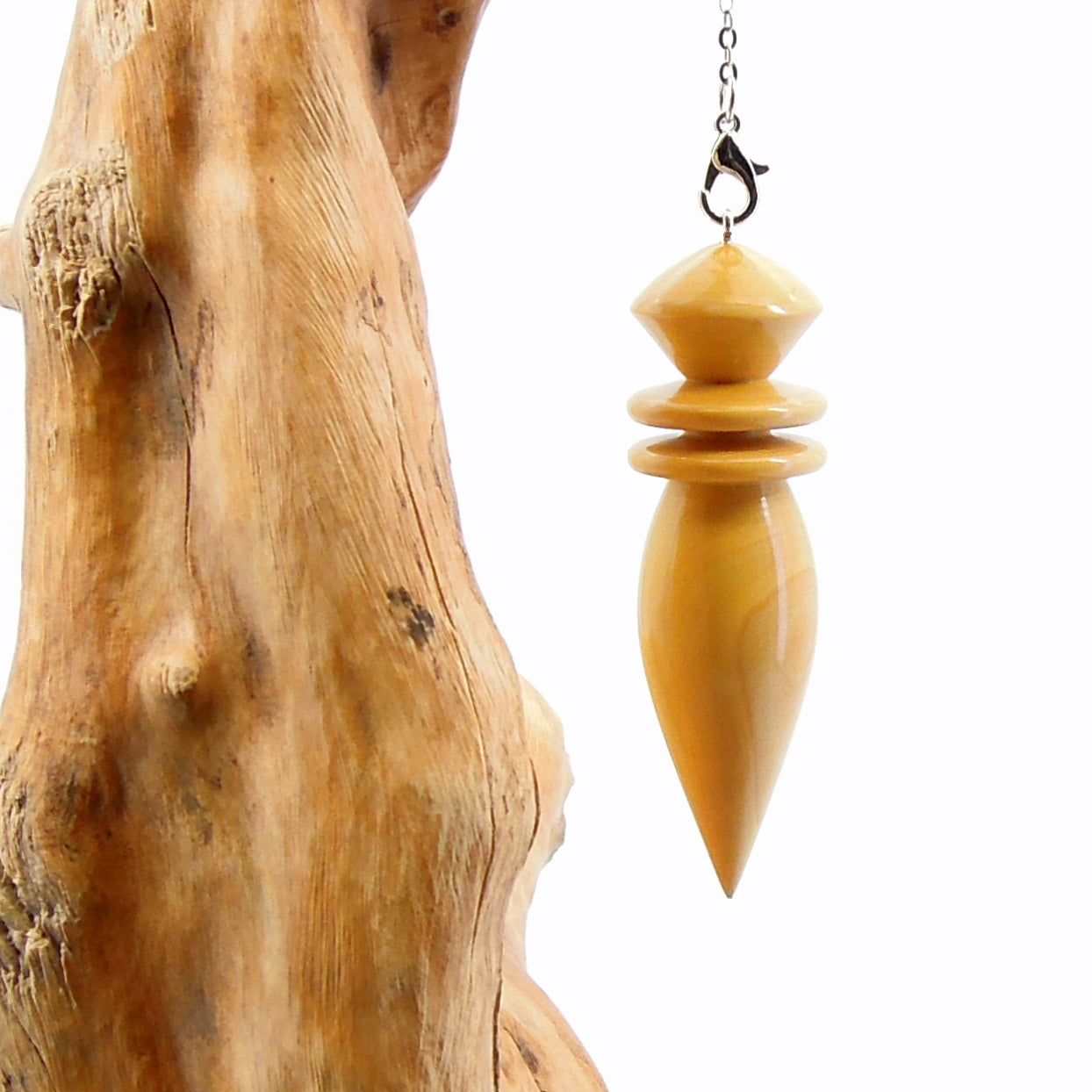 Pendule artisanal de radiesthésie en buis avec chainette.