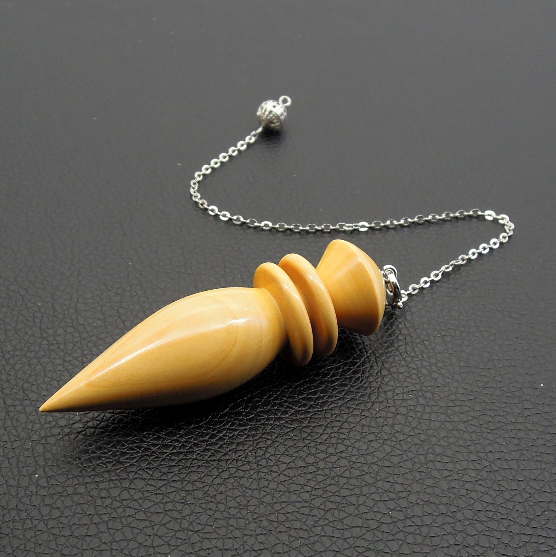 Pendule artisanal de radiesthésie en buis avec chainette.
