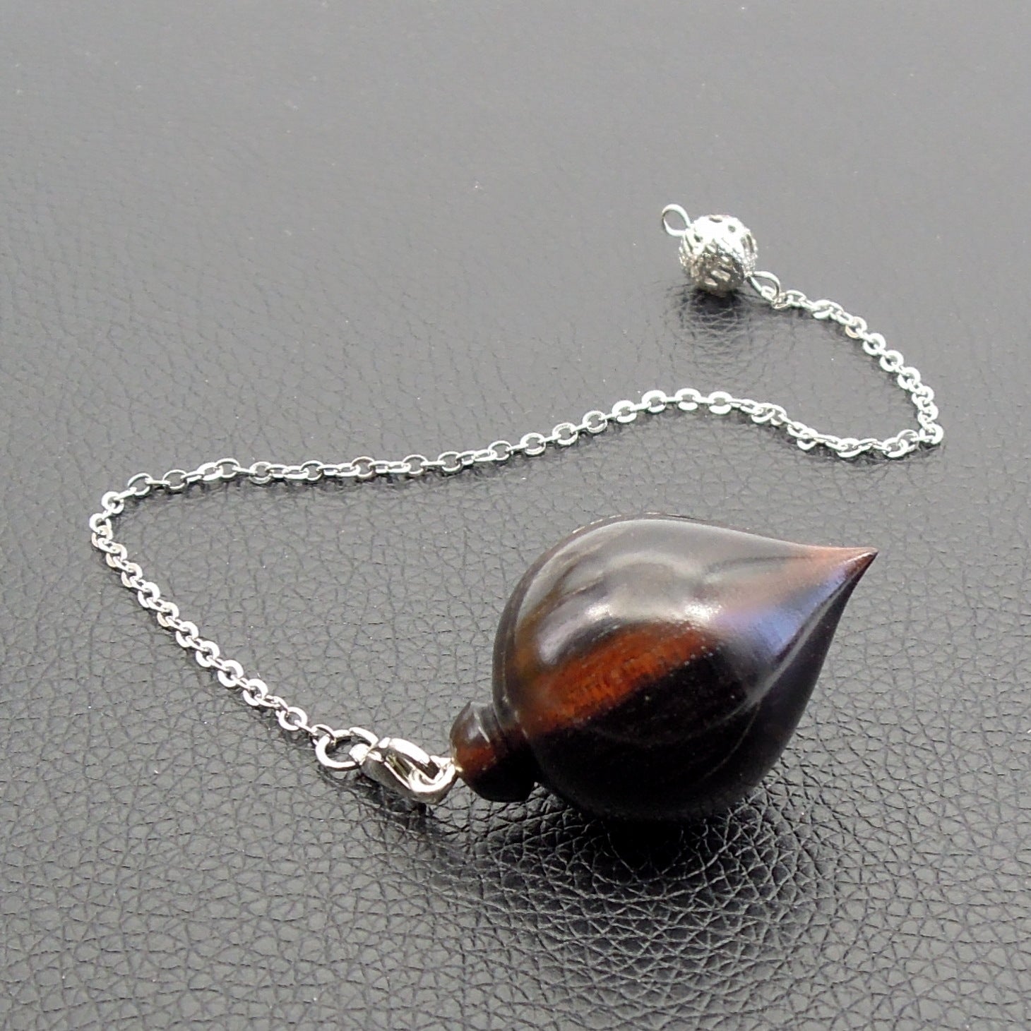 Pendule artisanal de radiesthésie en ébène avec chainette.